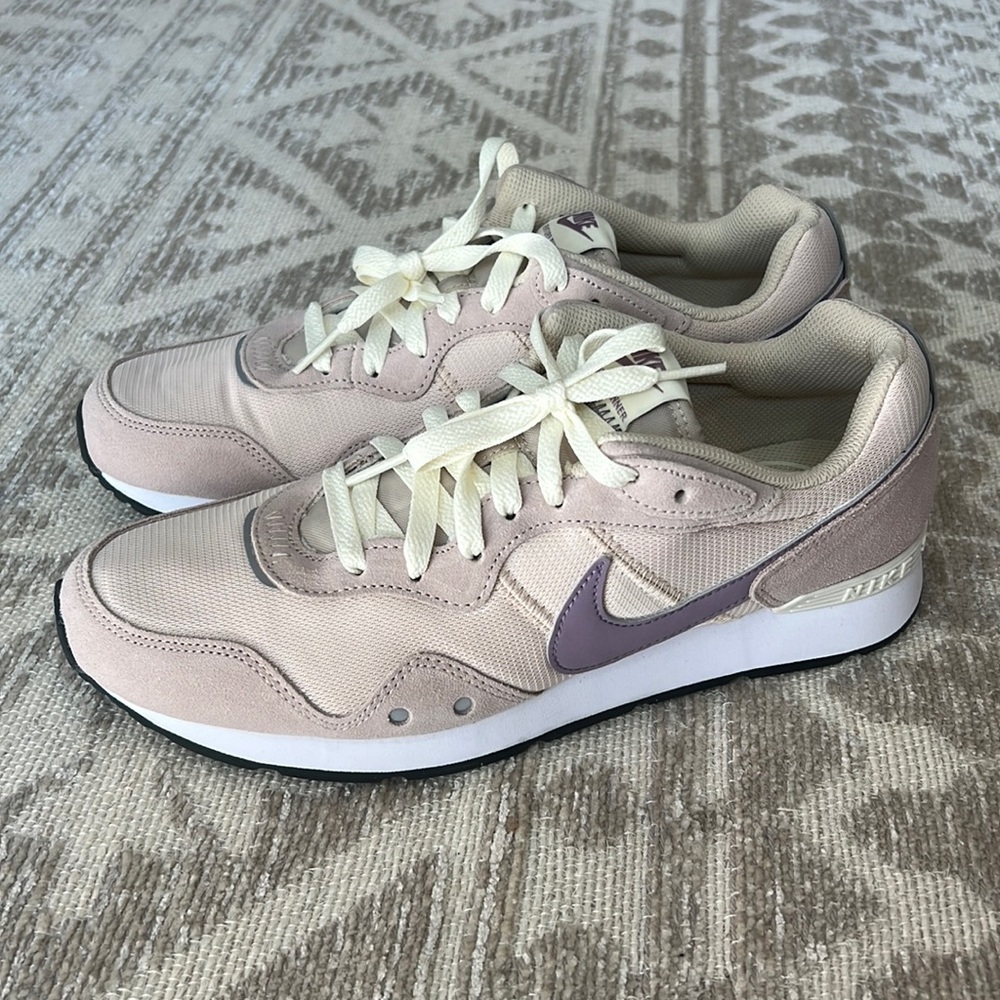 nike size 10 Venture Runner shoes